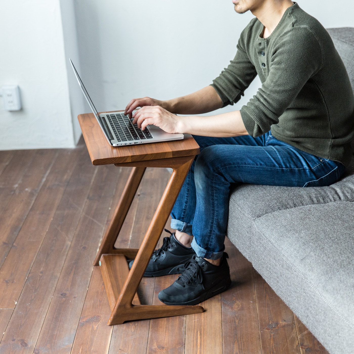 リモート時代の救世主！？ソファに座ってお仕事テーブル