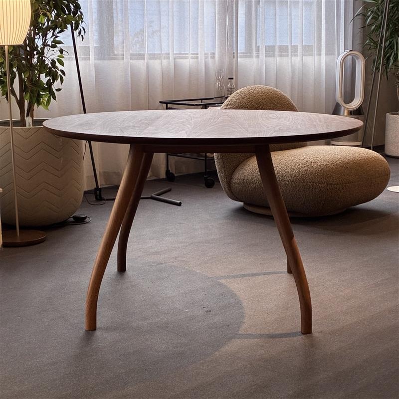 タコ ラウンドテーブル【OUTLET】(直径120cm / ウォールナット)